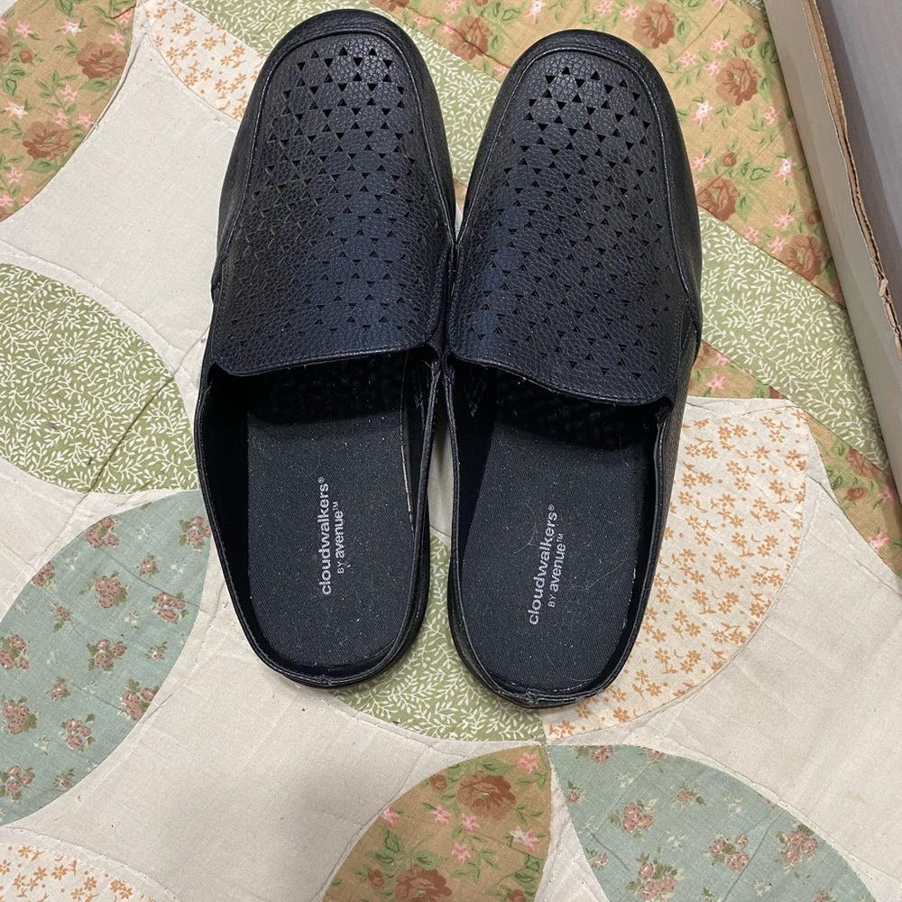 Women’s black s 10 wide cloudwalker by avenue clogs NWOT never worn